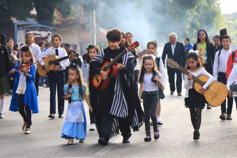 La ciudad de Villa Elisa vistió su mejor traje de gala para honrar a los próceres que forjaron la ciudad.