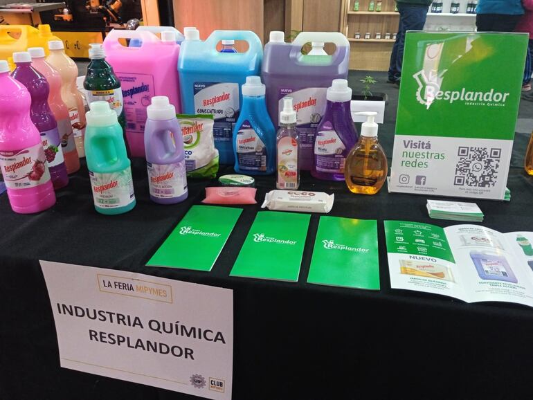 Productos domisanitarios expuestos por Resplandor en la feria de Mipymes