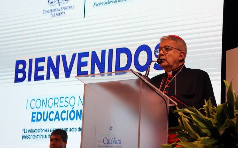 Cardenal Adalberto Martínez disertó durante el congreso.