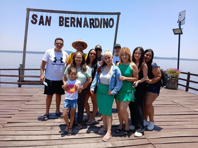 Nicol Bogado llegó con toda su familia desde Limpio para admirar el sitio turístico.