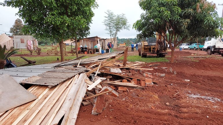 En la propiedad fueron construidas precarias casas de madera que están siendo derribadas con acompañamiento policial.