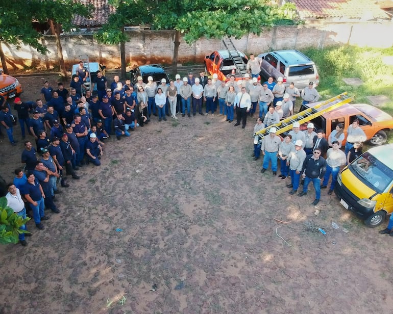 Cuadrillas de la ANDE se encuentran realizando cortes de suministro en Luque por falta de pago de deudas vencidas.