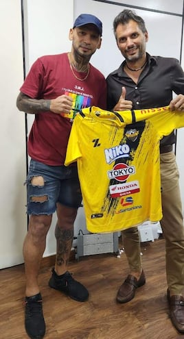 Dionicio “Loco” Pérez y el presidente Luis Vidal, del Deportivo Recoleta.