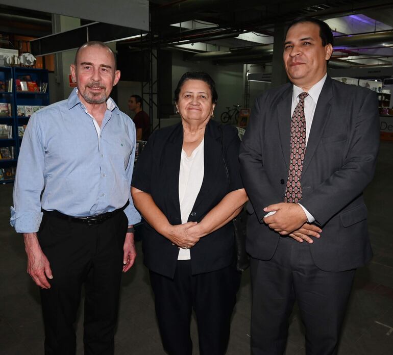 Alejandro Gatti, Vidalia Sánchez y Javier Viveros, ministro de la Secretaría de Políticas Lingüísticas.
