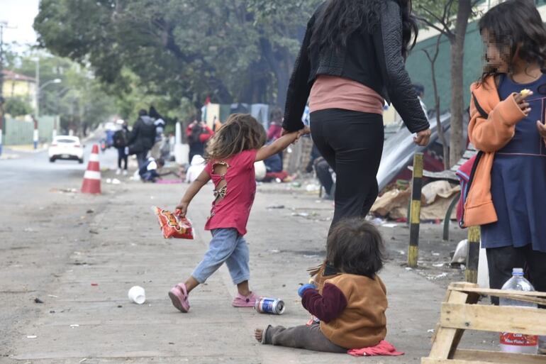 Familias indígenas pasan frío por manifestarse en Asunción.