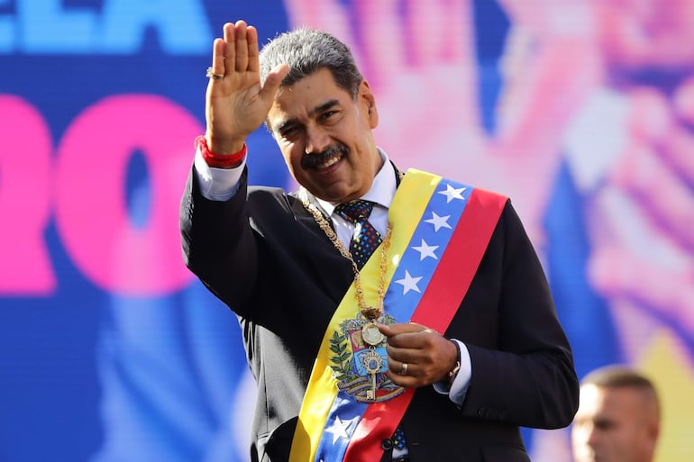 El líder chavista Nicolás Maduro saluda durante en Caracas (Venezuela).