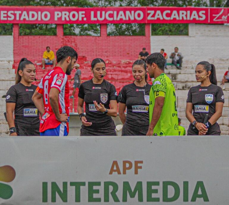 El último partido de la temporada 2024 de la División Intermedia contó con una conducción arbitral íntegramente femenina, con Aracely Gómez como jueza principal.