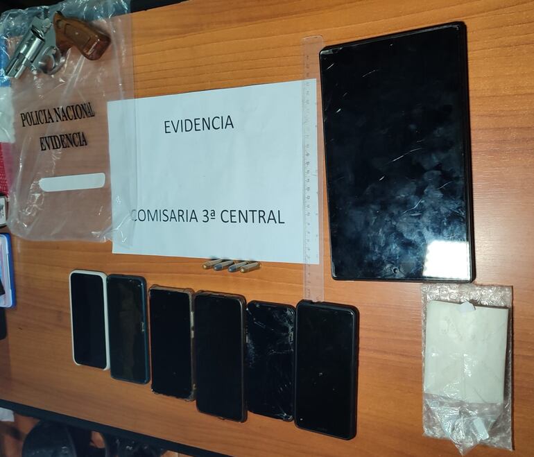 Varios celulares se recuperaron tras una intervención policial por la denuncia de robo agravado a un local de Luque.