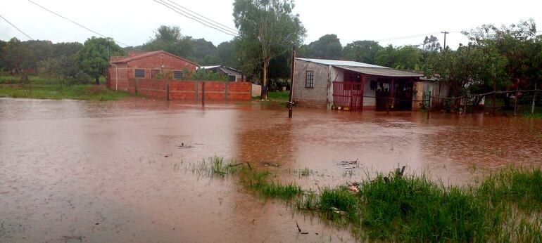 
Los vecinos de ambos barrios piden la ampliación de la embocadura con la ruta asfaltada del arroyo Yaguary 