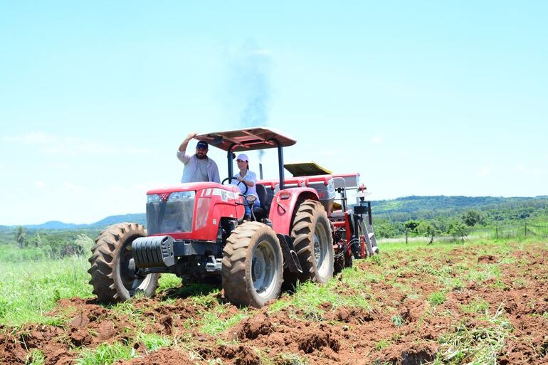 La gobernadora Norma Zárate de Monges, realizó gran parte de la rastroneada en la finca del productor Pedro César Caballero.