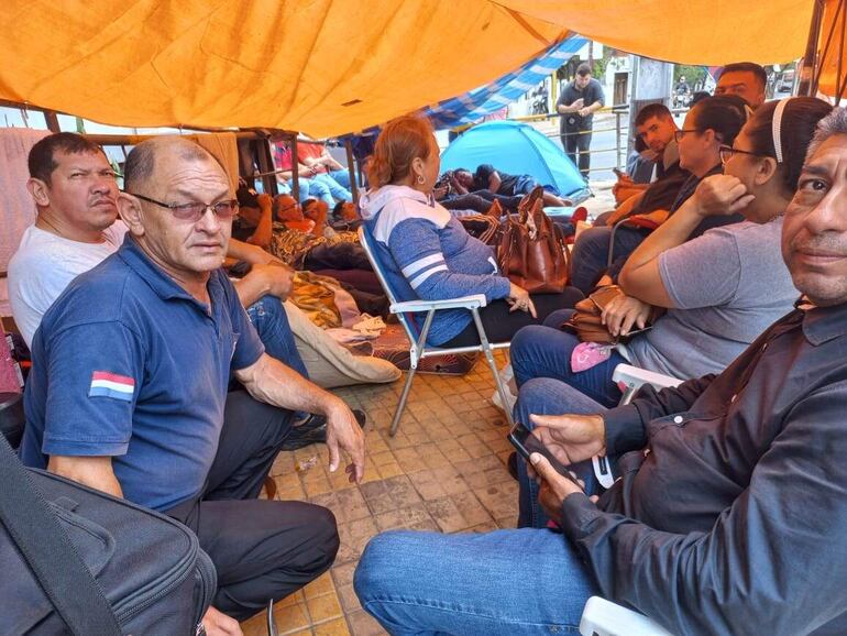 Unos 25 trabajadores  penitenciario siguen en huelga  en la vereda del ministerio de Justicia.