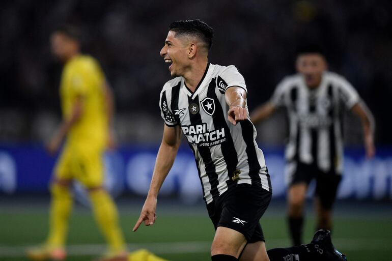 El venezolano Jefferson Savarino, futbolista del Botafogo, celebra un gol en el partido frente a Peñarol por la ida de las semifinales de la Copa Libertadores 2024 en el estadio Olímpico Nilton Santos, en Río de Janeiro, Brasil.