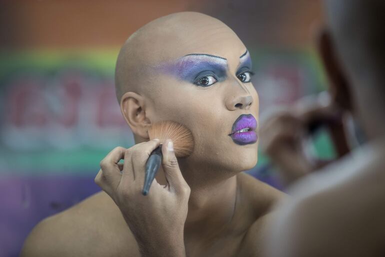 Aisak Ovalles se maquilla momentos antes de la presentación de un espectáculo en Caracas (Venezuela).