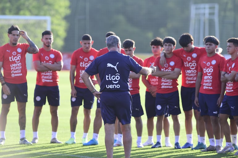 Los jugadores de la selección de Paraguay observan y escuchan al entrenador Gustavo Alfaro en la sesión del plantel en el Centro de Alto Rendimiento, en Ypané, Paraguay.