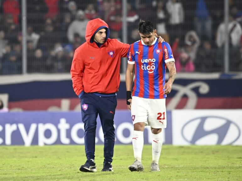 Santiago Arzamendia (d), jugador de Cerro Porteño, lamenta el empate con Colo Colo y eliminación de la Copa Libertadores 2024 en el estadio La Nueva Olla, en Asunción.