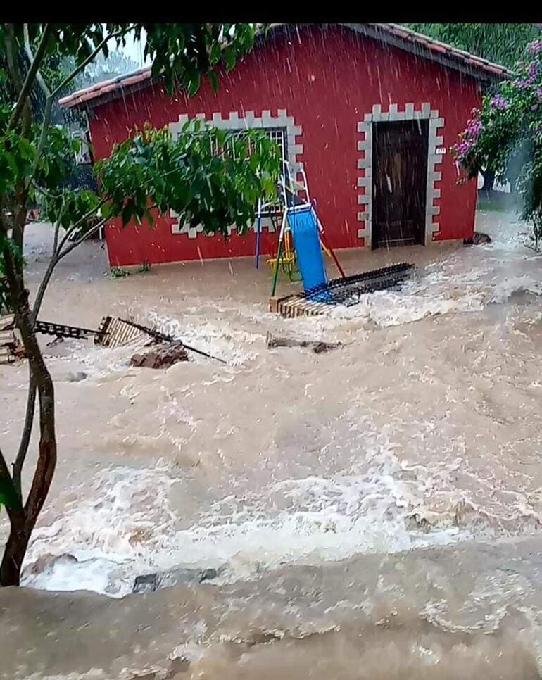 Numerosas familias afectadas por las lluvias, así como por el desborde de arroyos y del río Tebicuary necesitan ayuda.