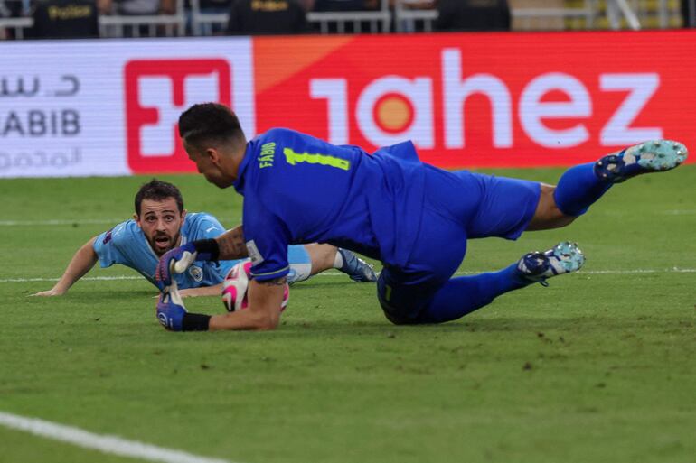 Fábio, arquero de Fluminense, atrapa el balón ante una acción ofensiva del portugués Bernardo Silva, jugador del Manchester City.