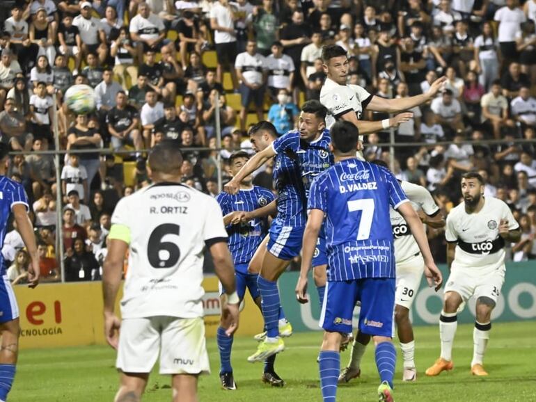 Manuel Capasso , futbolista de Olimpia, cabecea un baló en el partido frente a Sol de américa por la cuarta fecha del torneo Clausura 2024 del fútbol paraguayo en el estadio Rogelio Silvino Livieres, en Asunción.