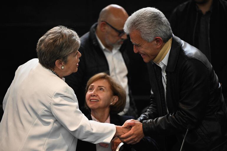 Secretaria de Relaciones Exteriores de México, Alicia Barcena (I) y el jefe de asuntos y políticas exteriores de México en Ecuador, Roberto Canseco Martínez (D).