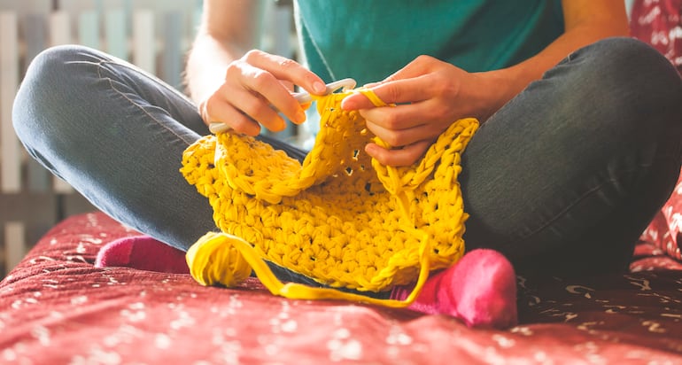 El crochet es una técnica de tejido que utiliza un gancho para entrelazar la hilera de hilo, creando una variedad de patrones y texturas únicas.