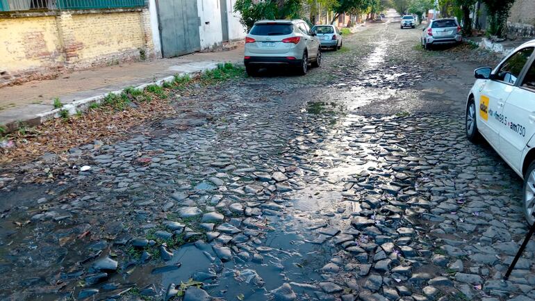 El empedrado de la calles Alejo García, en el barrio San Antonio, se encuentra en deplorable estado.