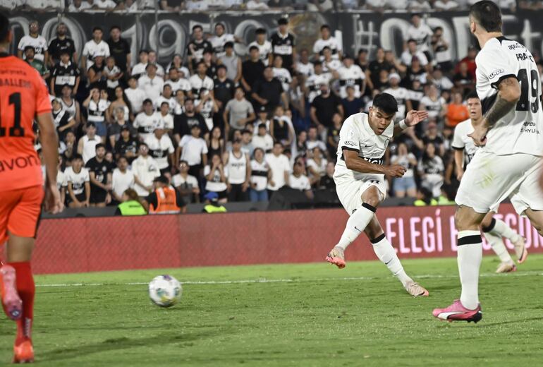 Zurdazo y adentro. Rodney Redes marcó el empate franjeado con la asistencia de Tobías Morínigo.