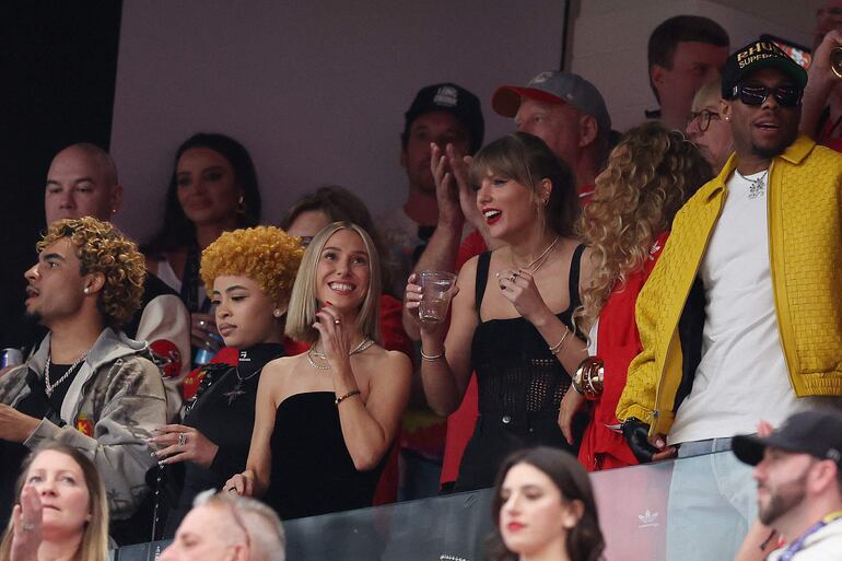 La cantante Taylor Swift reacciona antes del Super Bowl LVIII entre los 49ers de San Francisco y los Chiefs de Kansas City en el Allegiant Stadium el 11 de febrero de 2024 en Las Vegas, Nevada.