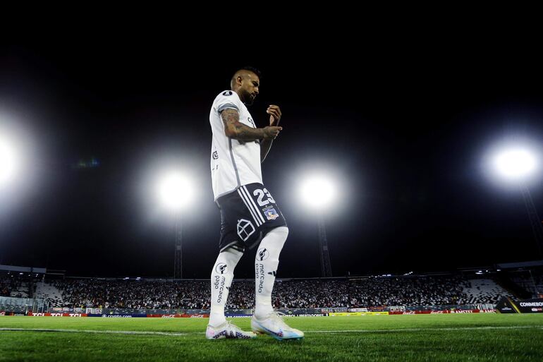 Arturo Vidal, futbolista de Colo Colo, ingresa al campo de juego en la previa del partido ante Godoy Cruz por la revancha de la Fase 2 de la Copa Libertadores en el estadio Monumental de Santiago, Chile.