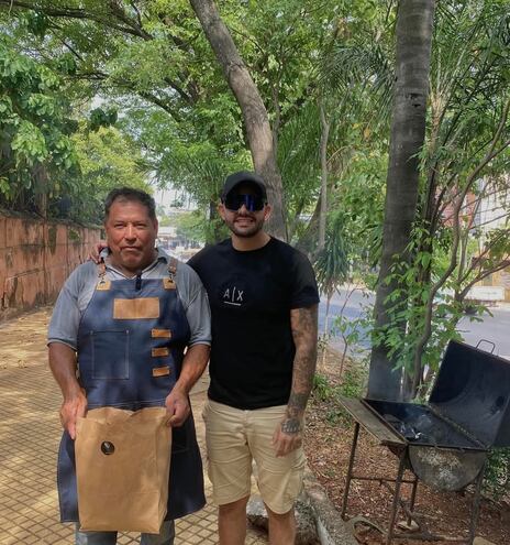 Felipe Alvares preparando asado en la avenida Mariscal López frente a La Recoleta.