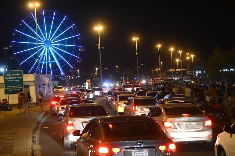 Intenso movimiento vehicular en la Costanera de Asunción.