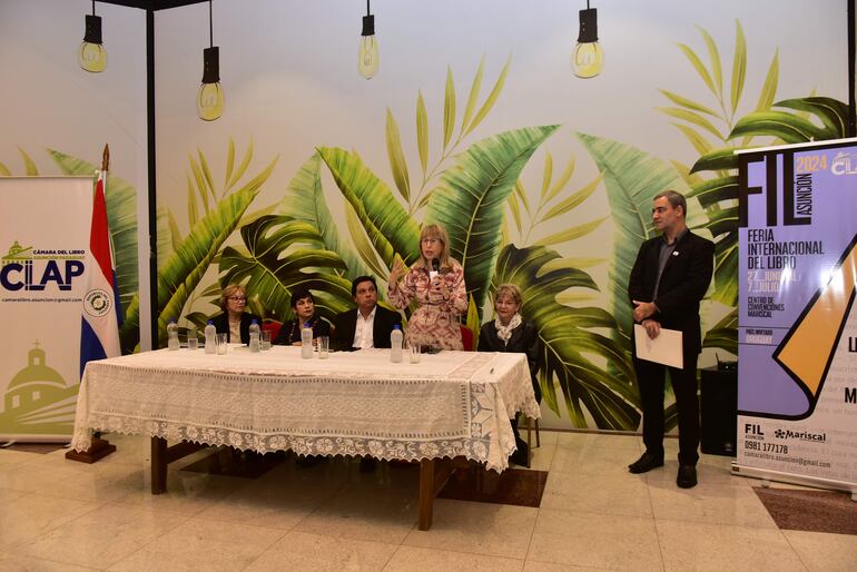 Nilda de García, María Gloria Pereira, Vicente Arrúa, Leni Pane y Ana Martini formaron parte del acto de presentación de la Feria Internacional del Libro FIL Asunción 2024.