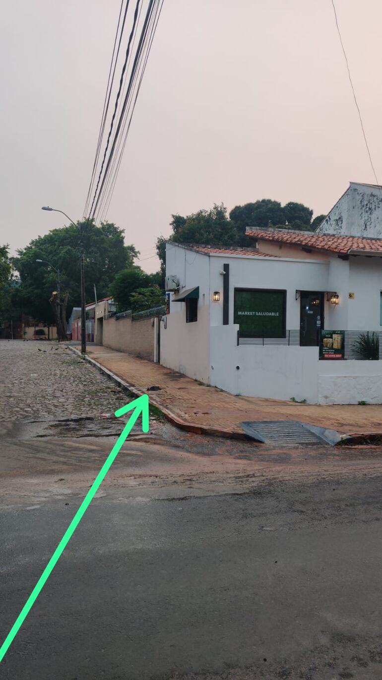 Pérdida de agua en la vereda.