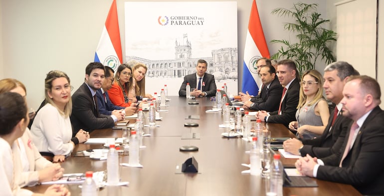 El presidente de la República, Santiago Peña, con ministros de distintas carteras estatales durante una reunión interinstitucional.