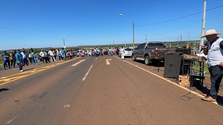 Pobladores de Yasy Cañy cierran la ruta PY13 en la intersección con la ruta PY03 solicitando asfaltado en la zona de la colonia Acepar.