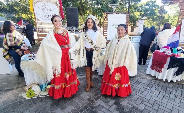 Hermosas jóvenes sanmiguelinas muestran las hermosas prendas de lana.