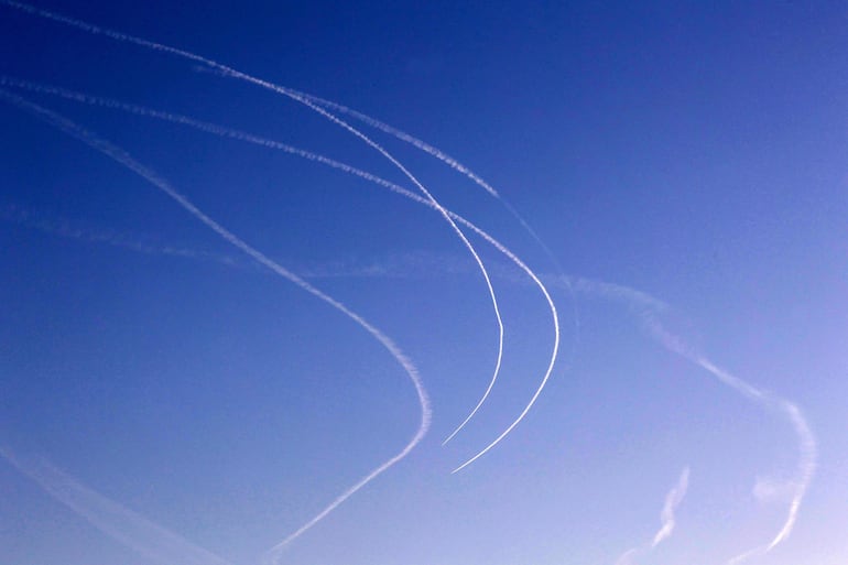 Las estelas de aviones israelíes sobre Rafah, en el sur de la Franja de Gaza, este martes.