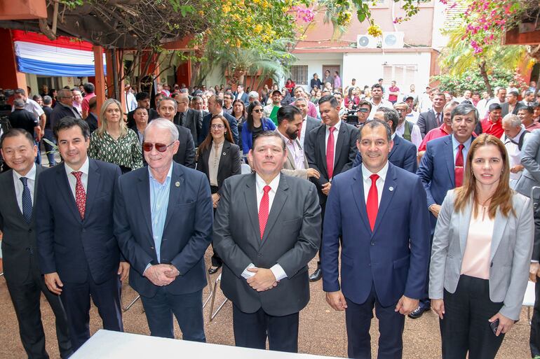 En el centro, el nuevo titular del Indert, Francisco Ruíz Diaz, flanqueado por derecha, por el presidente de la ARP, Dr. Pedro Galli; y por izquierda, por el ministro de Agricultura, Dr. Carlos Giménez. También aparecen en primer plano, el viceministro, Marcelo González, la presidenta del CAH, Amanda León y el embajador de Taiwán, José Chih-Cheng Han.