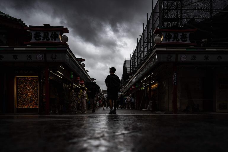 Nubes de tormenta sobre el templo Sensoji, en el distrito de Asakusa, Tokio, este jueves.