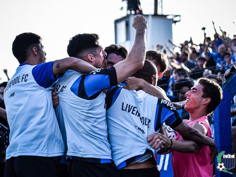 Los futbolistas de Liverpool celebran un gol en el partido frente a Peñarol en la primera final del Campeonato Uruguayo 2023.