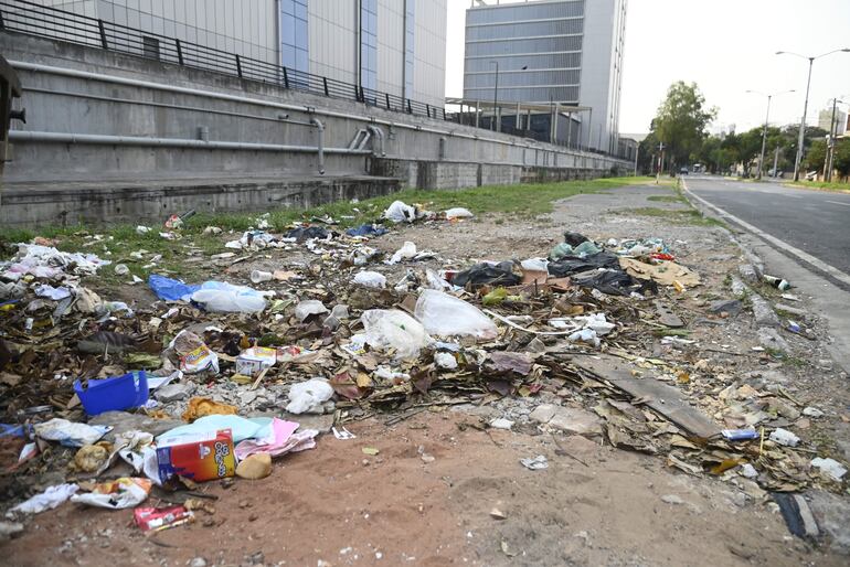 Las onmediaciones de los edificios del Gobierno, en la zona del puerto, se convirtieron en vertederos. Asunción abre así de sucia, su mes aniversario.