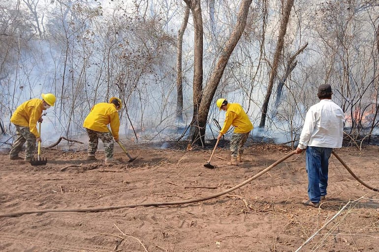 Integrantes del III Cuerpo del Ejército y de la Sexta División de Infantería controlando un incendio este sábado en la estancia Campo Grande, al norte de Alto Paraguay.