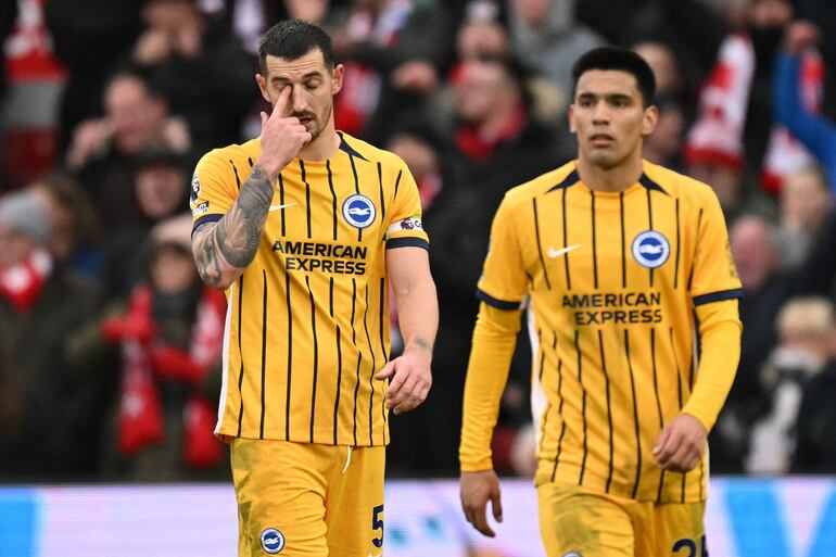 Los jugadores del Brighton lamentan la derrota contra Nottingham Forest por la fecha 24 de la Premier League en el estadio City Ground, en Nottingham, Inglaterra.