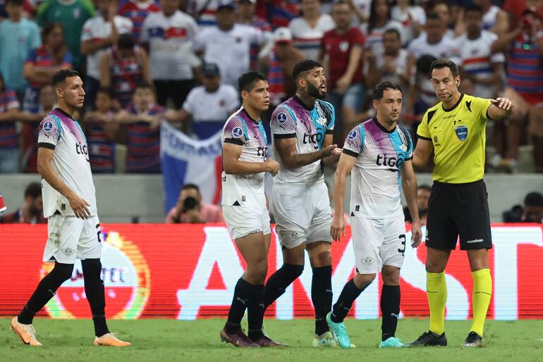 Ivan Píris (2°-d), jugador de Libertad, deja el campo de juego expulsado en el partido ante Fortaleza por los octavos de final de la Copa Sudamericana en el estadio Castelão, en Fortaleza, Brasil.