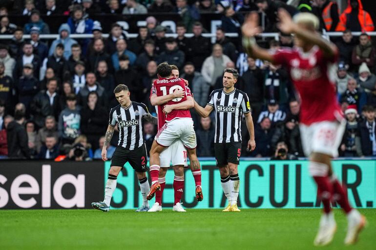 El delantero neozelandés de Nottingham Forest #11 Chris Wood (trasero C) celebra con el centrocampista inglés de Nottingham Forest #10 Morgan Gibbs-White (frente C) después de anotar el tercer gol de su equipo durante el partido de fútbol de la Liga Premier inglesa entre Newcastle United y Nottingham Forest en St. James' Park en Newcastle-upon-Tyne, noreste de Inglaterra, el 26 de diciembre de 2023.