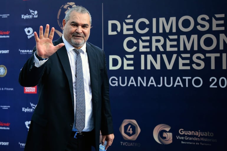 El exfutbolista paraguayo José Luis Chilavert saluda durante la Alfombra Azul previo a la Investidura 2024 al Salón de la Fama del fútbol Nacional e Internacional.