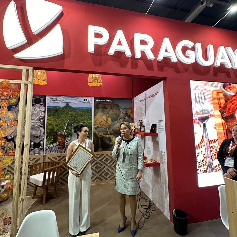 La actriz Lali González y la ministra de Turismo Angie Duarte de Melillo durante el acto en el stand de Paraguay en la Feria Internacional de Turismo de América Latina (FIT). (Instagram/Senatur)