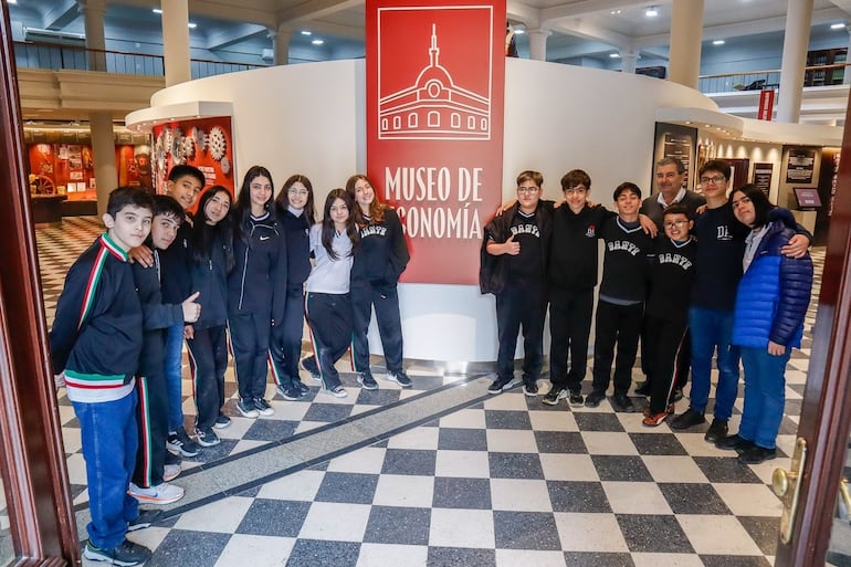 Estudiantes del Colegio Dante Alighieri visitaron el Nuevo Museo de Economía. Está abierto a los estudiantes con agendamiento previo.