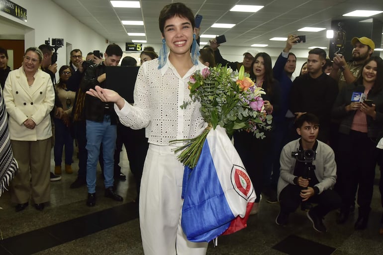 Aye Alfonso posa emocionada a su arribo al aeropuerto Silvio Pettirossi de la ciudad de Luque, tras haberse consagrado ganadora del certamen televisivo Factor X en España.