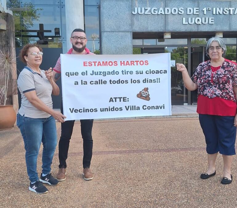 Miembros de la Comisión de Fomento de la Villa Conavi Fracción Primavera de Luque durante la manifestación.