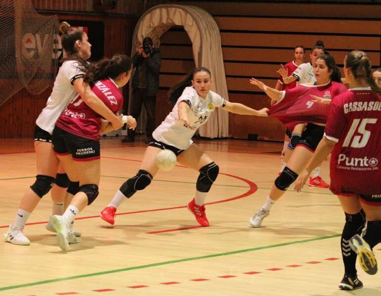 Luciana Sánchez en acción, fiera en la defensa del Ribes, que milita en la Liga de Plata del exigente balonmano español.